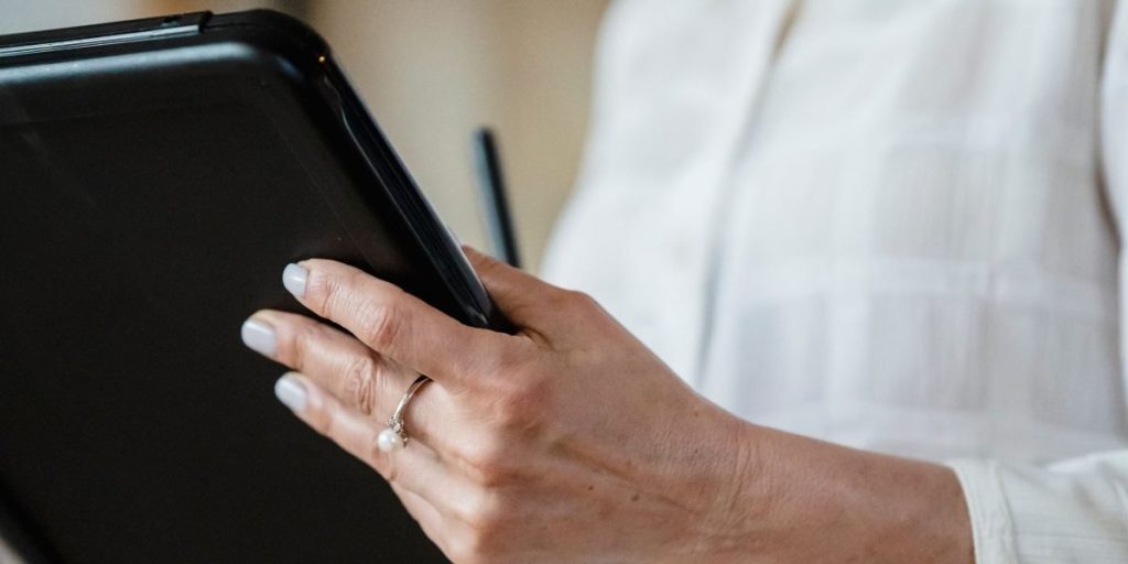 This article explains why adult fantasy readers should consider the Amazon Kindle Scribe to escape the YA clutter and read longer, more complex books with less...